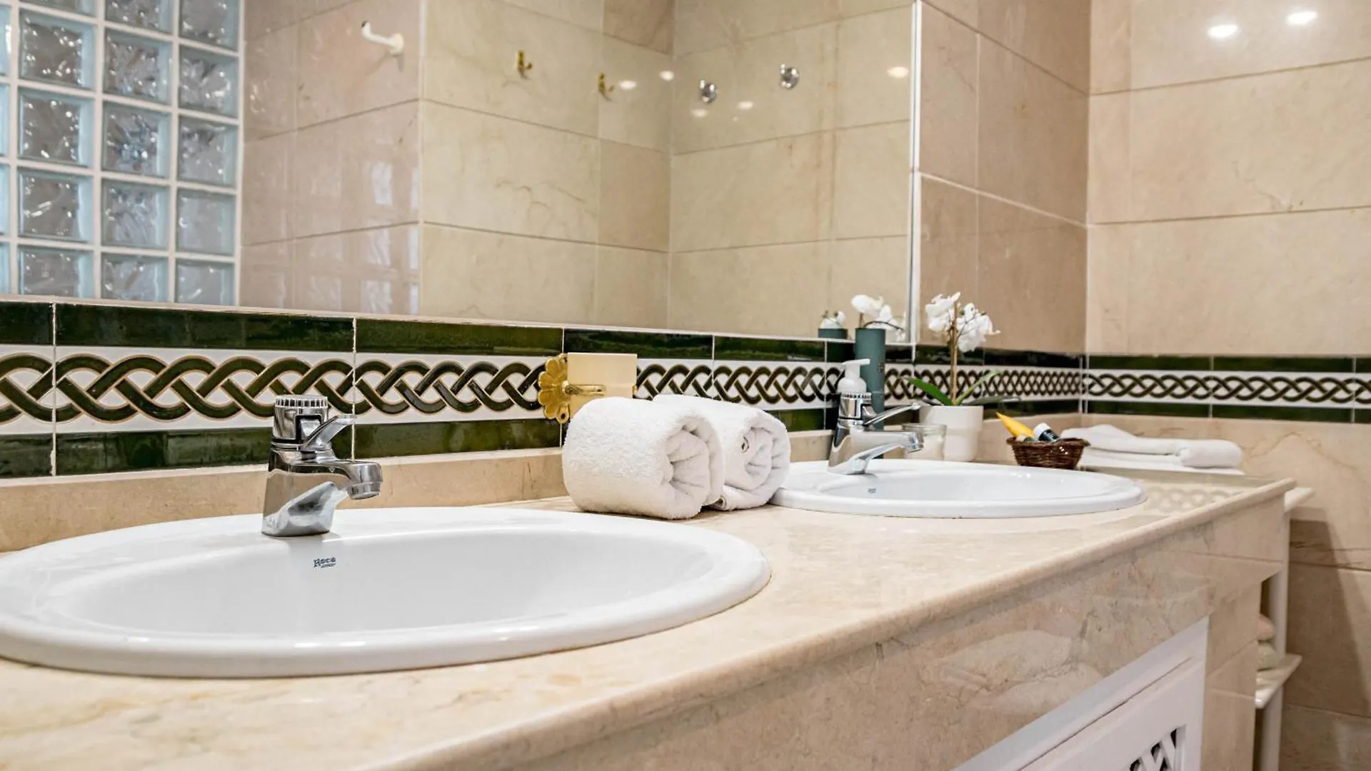 Holiday home Lag - Spacious Townhouse With Private Jacuzzi And Marbella