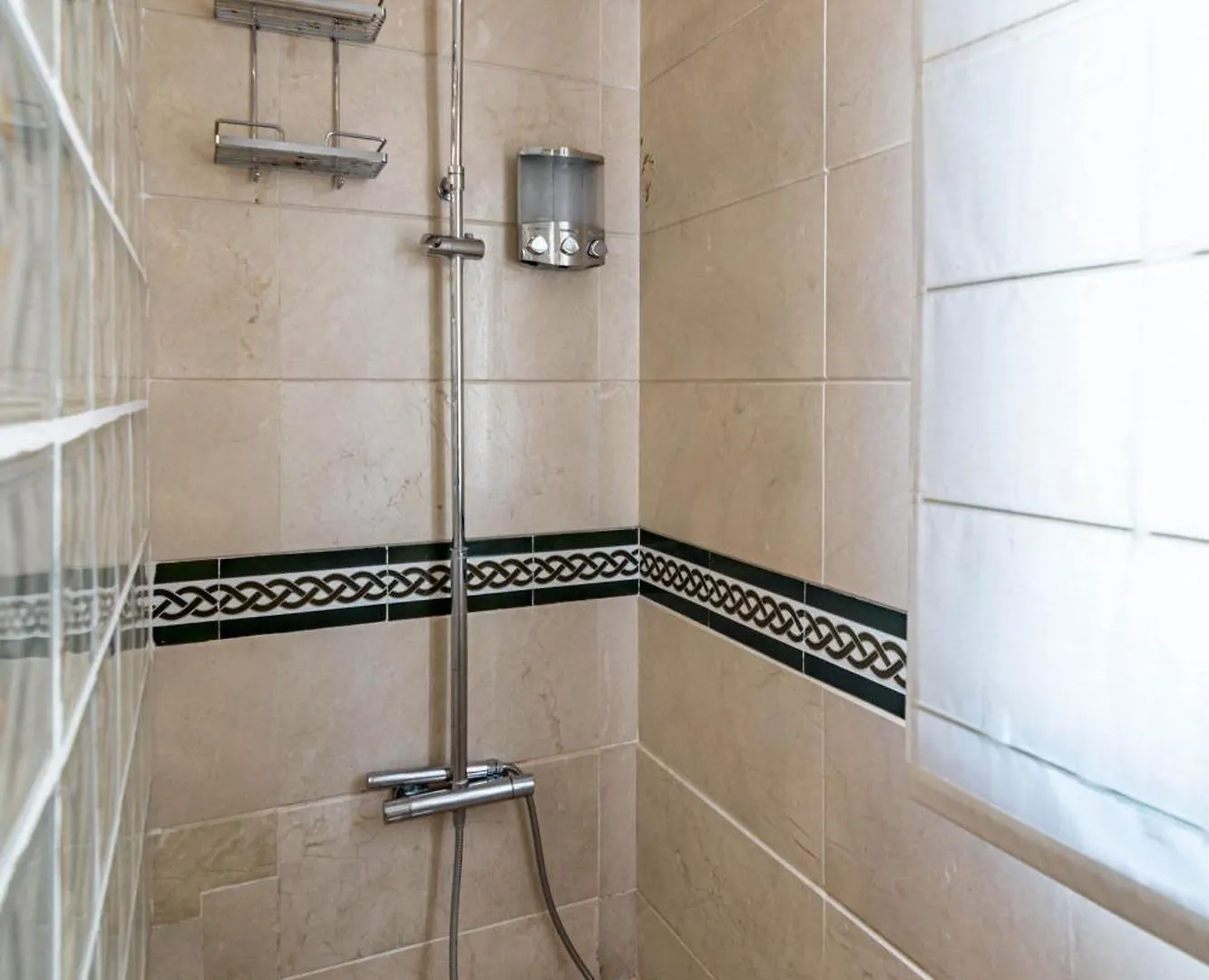 Lag - Spacious Townhouse With Private Jacuzzi And Marbella Tatil Evi